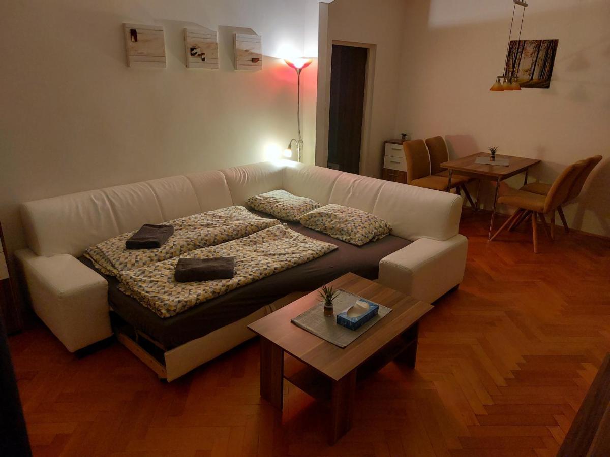 Apartman Merry Bratislava Buitenkant foto