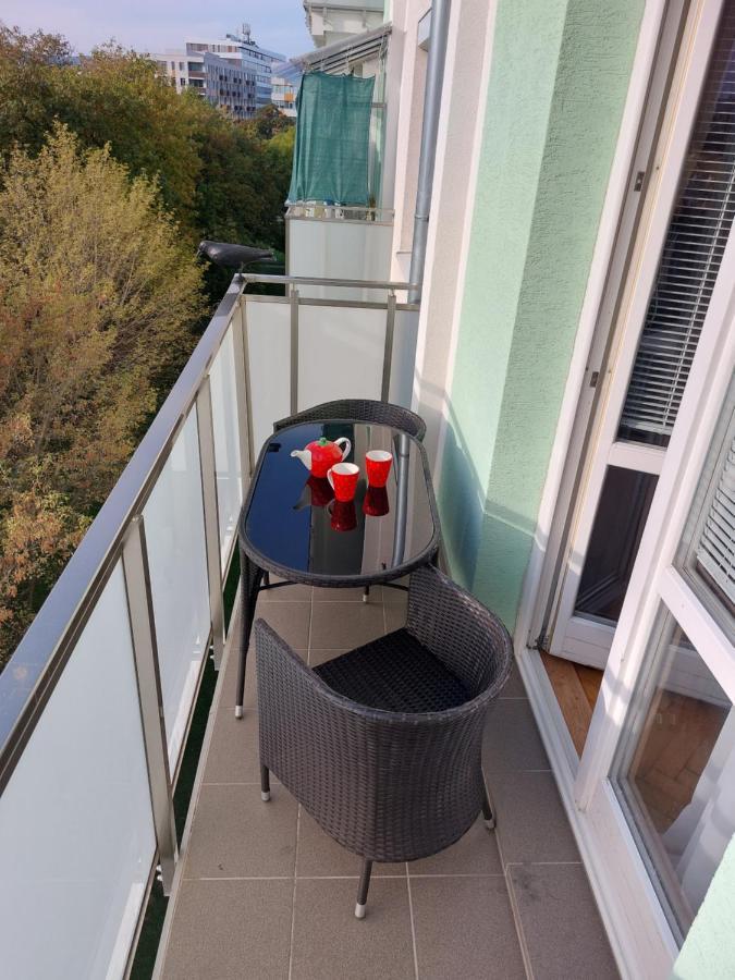 Apartman Merry Bratislava Buitenkant foto